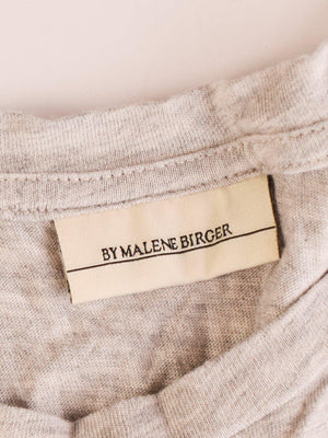 By Malene Birger T-Shirt - M / Grå / Kvinde - SassyLAB Secondhand