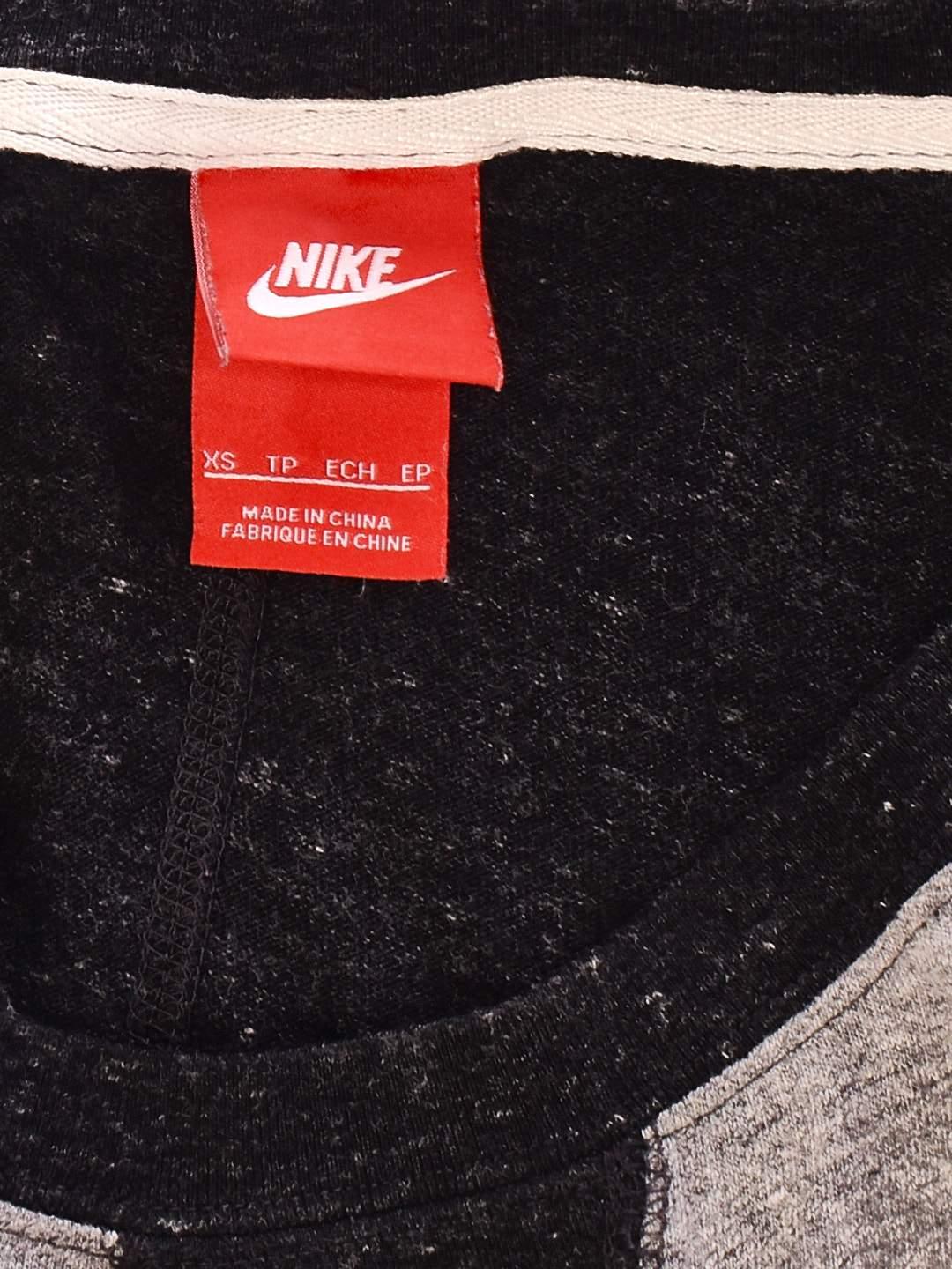 Nike T-Shirt - XS / Grå / Kvinde - SassyLAB Secondhand